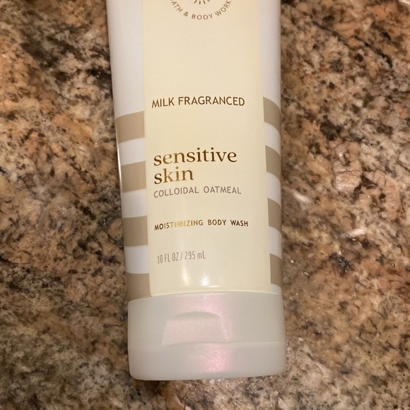 Milk Fragranced Sensitive Skin w/ Colloidal Oatmeal Moisturizing BODY WASH, NWT - Picture 3 of 7